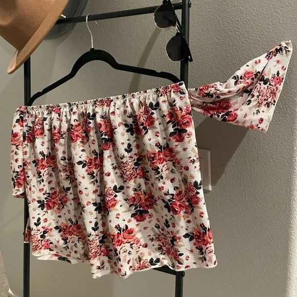 Free kisses off the shoulder floral blouse top size Medium - Picture 9 of 11